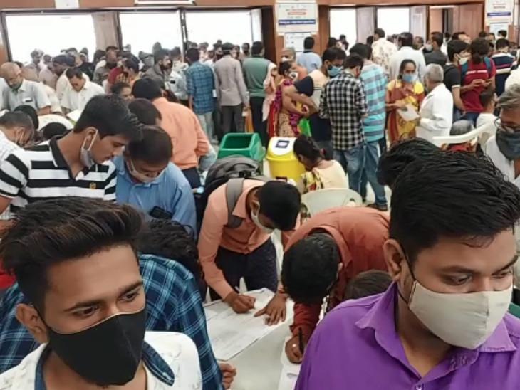 આધાર કાર્ડ, આવકના દાખલાના કામકાજ માટે લોકો ઉમટી પડ્યા હતા.