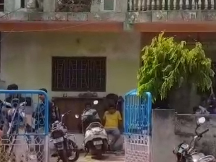 હત્યાનો ભોગ બનેલા ગીતા બેન ઘર કામ કરતાં હતાં.