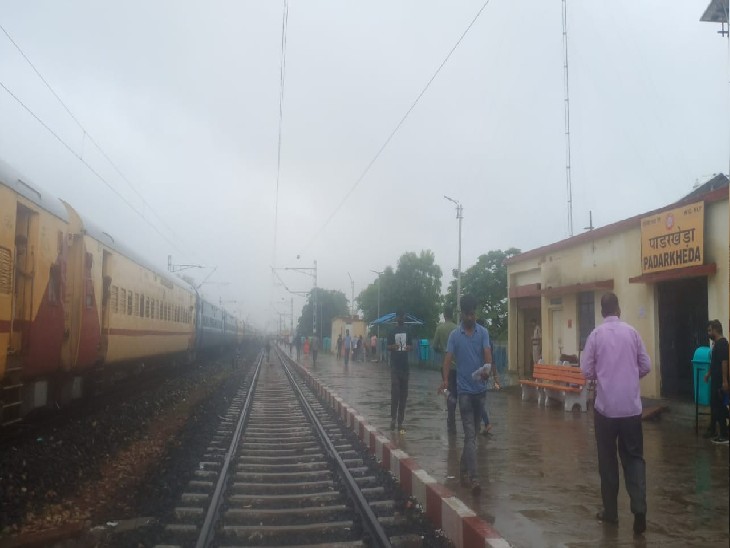 શિવપુરીના પાખરખેડા રેલવે સ્ટેશન પર ઉભેલી ઈન્ટરસિટી એક્સપ્રેસ, આ ટ્રેન રદ કરવામાં આવી છે તેથી તેને પરત ગ્વાલિયર મોકલવામાં આવશે
