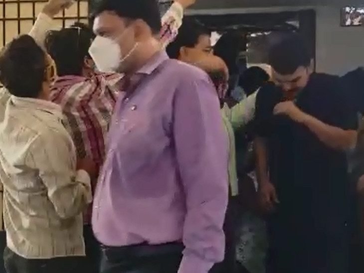 લોકોએ અડધો કલાકની જહેમત બાદ બહાર કાઢ્યા હતા