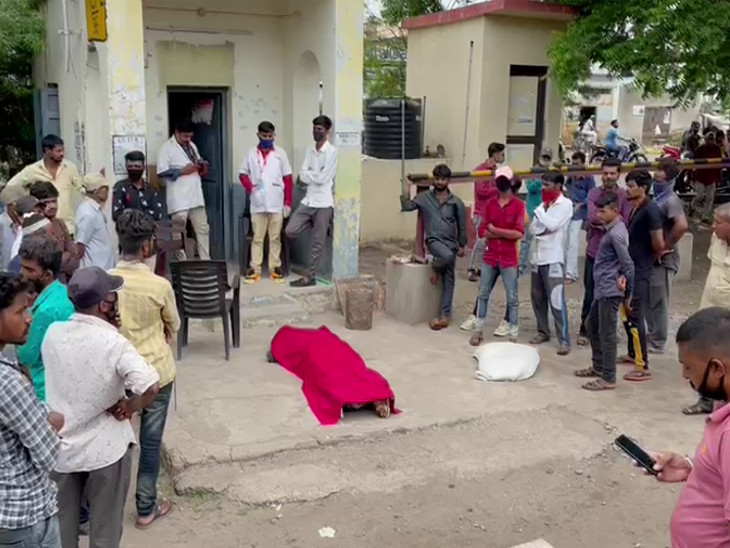 રેલવે પોલીસે મૃતદેહ પીએમ માટે ખસેડ્યો.