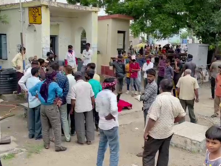 લોકોના ટોળા એકત્ર થઇ ગયા.