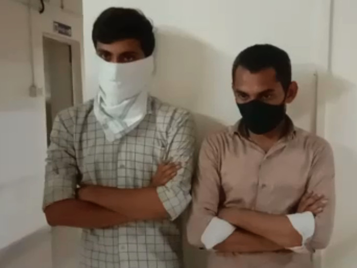 દારૂ સાથે બેની ધરપકડ કરવામાં આવી.
