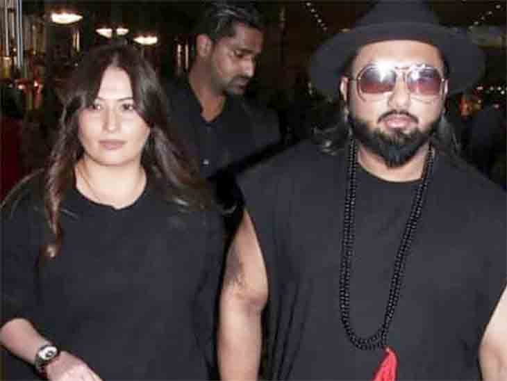 bollywood singer Yo Yo Honey Singh's wife claims father-in-law walked into her room while she was changing clothes; grazed his hands over her chest | શાલિનીનો દાવો- કપડાં બદલતી વખતે નશાની હાલતમાં સસરા રૂમમાં આવી ગયા હતા ને છાતી પર હાથ ફેરવ્યો હતો - Vimarsana News