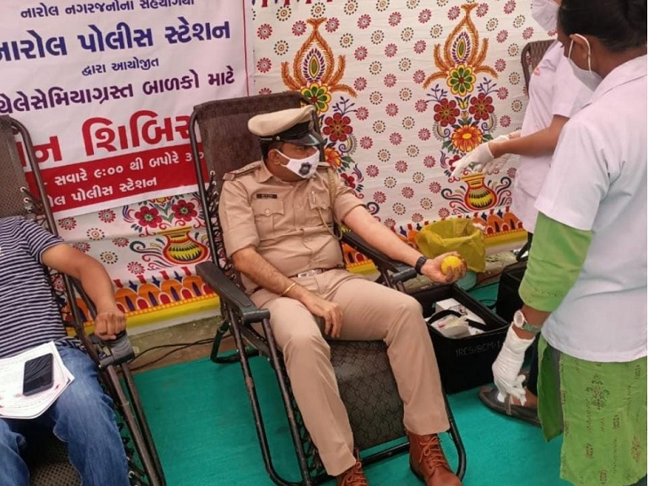 Blood donation camp for children with thalassemia held at Narol Police Station | અમદાવાદના નારોલ પોલીસ સ્ટેશનમાં થેલેસેમિયાગ્રસ્ત બાળકો માટે રક્તદાન કેમ્પ યોજાયો, 187 બોટલ રક્ત એકત્રિત કરાયું - Vimarsana News