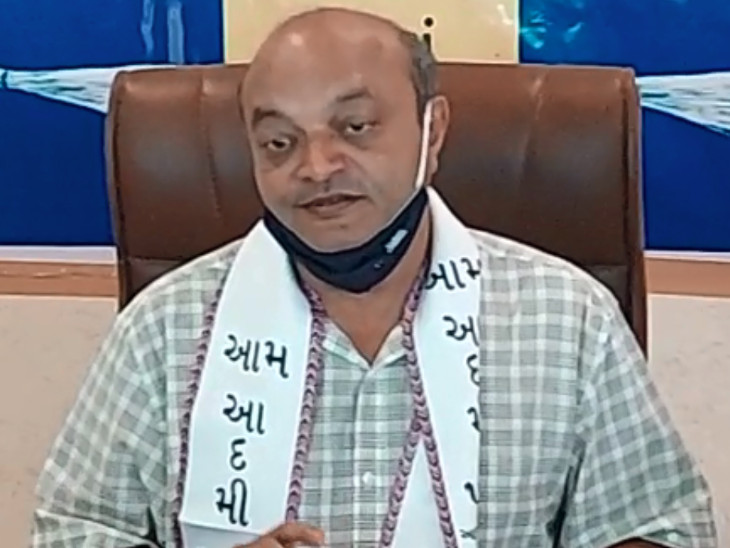 AAP protests in Surat against Rupani government's celebrations | રૂપાણી સરકારની ઉજવણીની સામે સુરતમાં 'આપ'નો વિરોધ, મહેશ સવાણીએ કહ્યું- 3 લાખ 10 હજાર કરોડના દેવા તળે ડૂબેલી ગુજરાત સરકાર ઉજવણી કરે છે - Vimarsana News