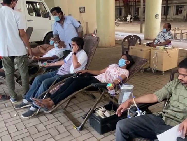 Doctors in Ahmedabad donate blood to protest | અમદાવાદના રેસિડેન્ટ ડોક્ટર્સે કહ્યું, માંગ પૂરી નહીં થાય તો કોરોના વોરિયરનું સર્ટિફિકેટ પરત આપીશું, રક્તદાન કરીને વિરોધ - Vimarsana News