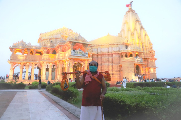 મધ્યપ્રદેશના ઓમકારેશ્વરથી એક શિવ ભક્ત પગપાળા ચાલી નર્મદા માતાનુ પવિત્ર જળ લઇ આવ્યો