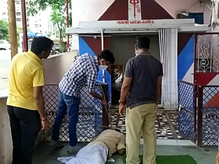 52 year old man Commits suicide by choking himself at his temple in Vadodara, | વડોદરામાં અંબે માતાના મંદિરમાં આધેડે ગળે ફાંસો ખાઇને આપઘાત કર્યો, માત્ર 3 ફૂટના દરવાજા સાથે આપઘાત કર્યાંની વાત પોલીસના ગળે ઉતરતી નથી - Vimarsana News