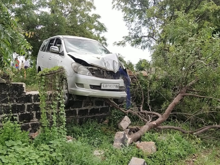 અકસ્માત બાદ કાર દીવાલ તોડી અંદર ઘૂસી ગઈ