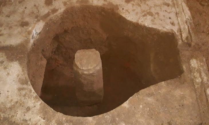 Shivling Found In The Temple Premises During Excavation, Further Excavation Will Be Done Under The Supervision Of Archaeologists | ખોદકામમાં પોણા 2 ફૂટ ઊંચું શિવલિંગ મળ્યું, પરમારકાળથી અલગ શૈલી, 9મી-10મી શતાબ્દી વચ્ચેનું હોવાનો અંદાજ - Vimarsana News