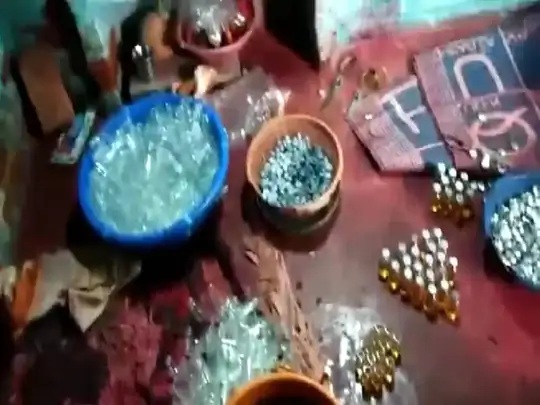 In Jabalpur, fake honey was made by mixing sugar syrup, alum, color and essence; They were sold in 20 and 35 gram bottles | જબલપુરમાં ખાંડની ચાસણી, ફટકડી, કલર અને એસેન્સ મિક્સ કરીને બનાવતા હતા નકલી મધ; 20 અને 35 ગ્રામની શીશીમાં ભરીને વેચતા હતા - Vimarsana News