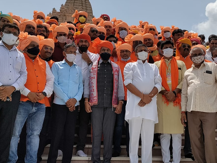 માંડવિયાએ ખોડલધામમાં મા ખોડલનાં દર્શન કર્યાં.