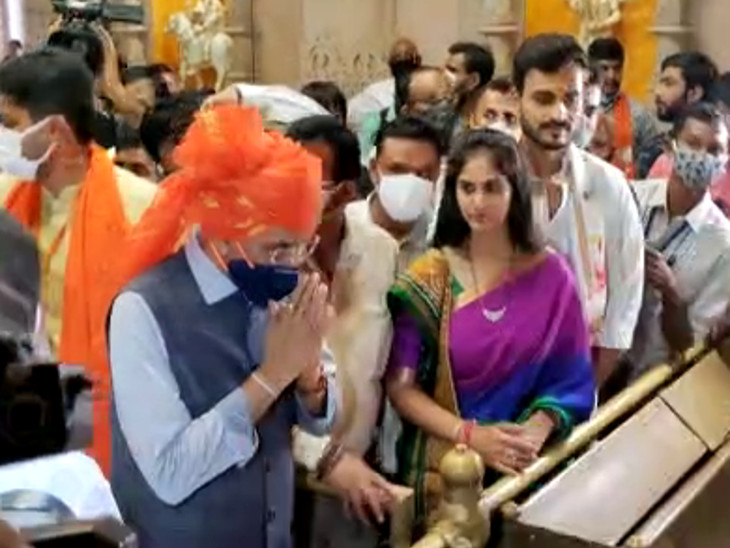 મા ખોડલનાં દર્શન કરતા મનસુખ માંડવિયા.