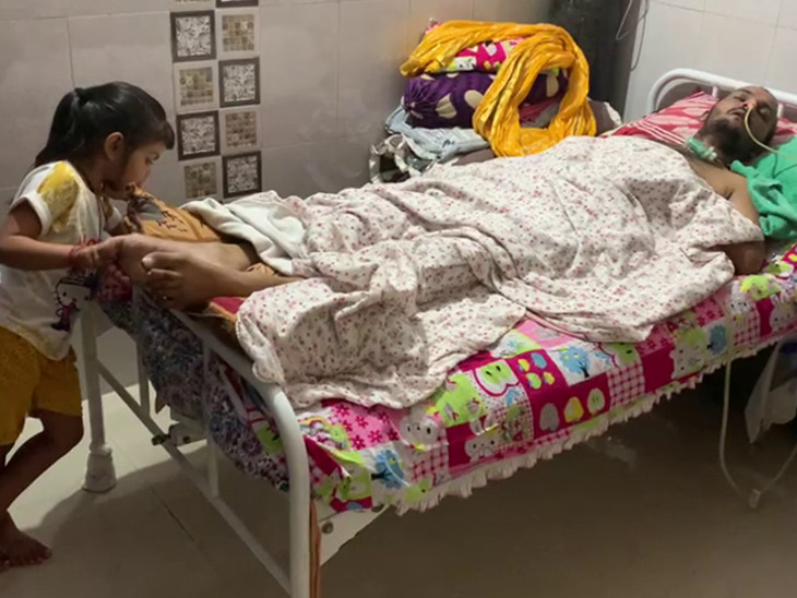 દીકરી પિતાની સેવામાં ખડેપગે રહે છે.