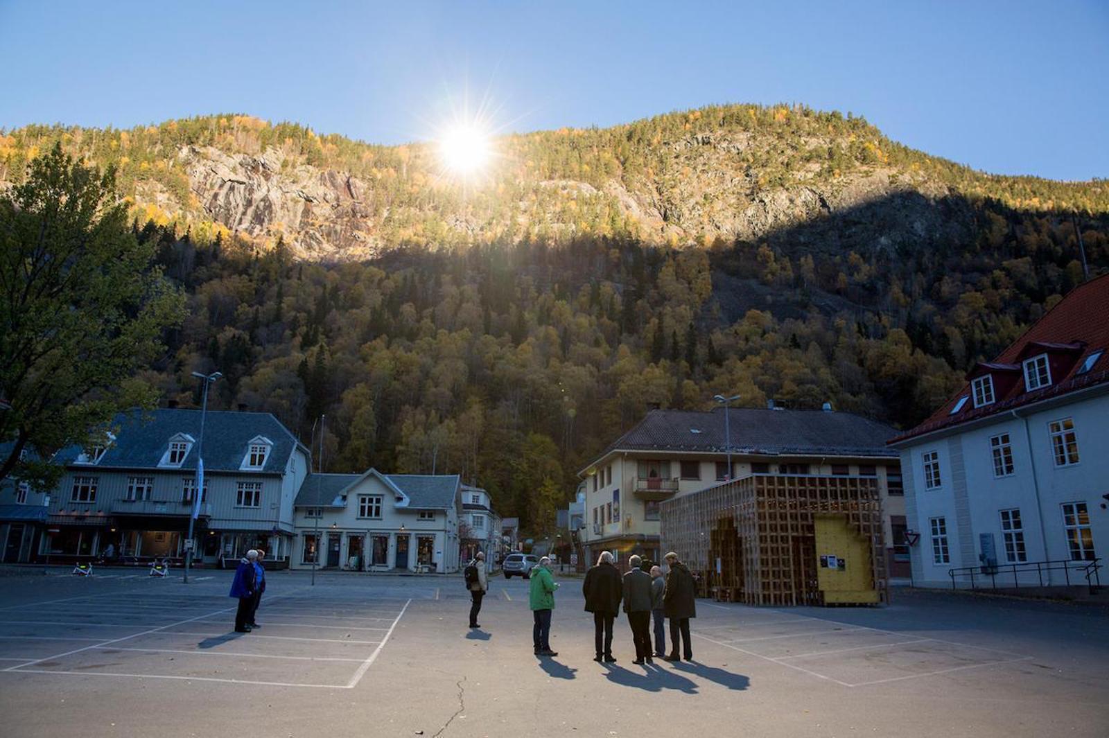 Surrounded by mountains, this Italian village does not receive sunlight for three months, the darkness disappears after the artificial sun is created | પહાડોથી ઘેરાયેલા ઈટાલીનાં આ ગામમાં ત્રણ મહિના સૂર્યપ્રકાશ પહોંચતો નથી, આર્ટિફિશિયલ સૂર્ય બનાવ્યા પછી અંધકાર દૂર થયો - Vimarsana News
