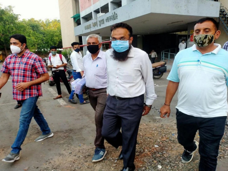 Vadodara Muslim Medical Center Supervisor remanded in custody for 5 days, police demanded 14 days | વડોદરાના મુસ્લિમ મેડિકલ સેન્ટરના સુપરવાઇઝરના 5 દિવસના કસ્ટડી રિમાન્ડ, પોલીસે 14 દિવસની માગ કરી હતી - Vimarsana News