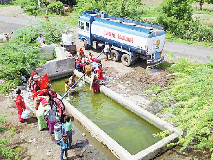 Tanker Raj in Gujarat! - Water is delivered by tankers to 23 villages in 8 talukas of 4 districts during monsoon season, 13 tankers make 56 round trips daily. | ગુજરાતમાં ટેન્કરરાજ! - ચોમાસાની સિઝનમાં 4 જિલ્લાના 8 તાલુકાનાં 23 ગામોમાં ટેન્કરોથી પાણી પહોંચાડવામાં આવે છે, 13 ટેન્કર રોજના 56 ફેરા મારે છે - Vimarsana News
