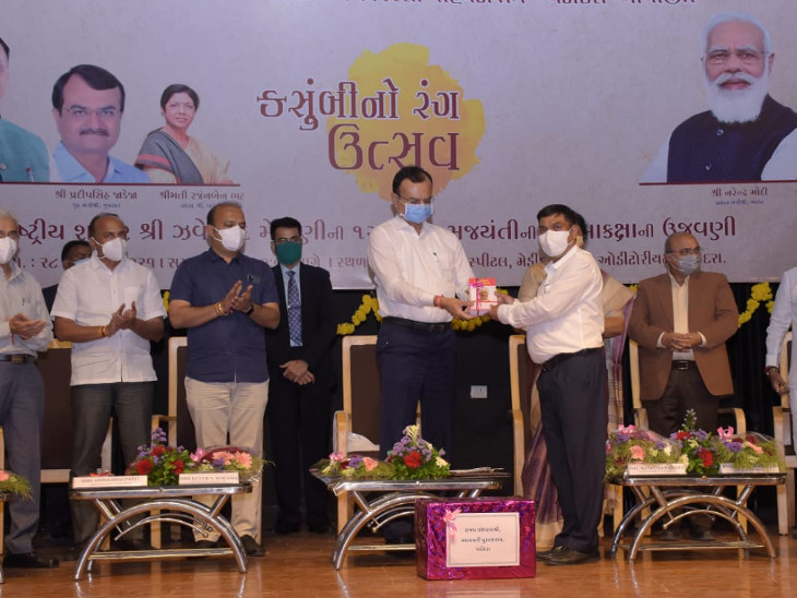 On Zaverchand Meghani's birthday in Vadodara, the Minister of State for Home Affairs said, 'His literature was easy for human beings to understand.' | વડોદરામાં ઝવેરચંદ મેઘાણીના જન્મદિવસના કાર્યક્રમમાં ગૃહરાજ્યમંત્રી હાજર રહ્યાં, તહેવારોની ઉજવણી અંગે કહ્યું-'તહેવારો ઉજવવા ગાઈડલાઈન જાહેર કરાશે' - Vimarsana News