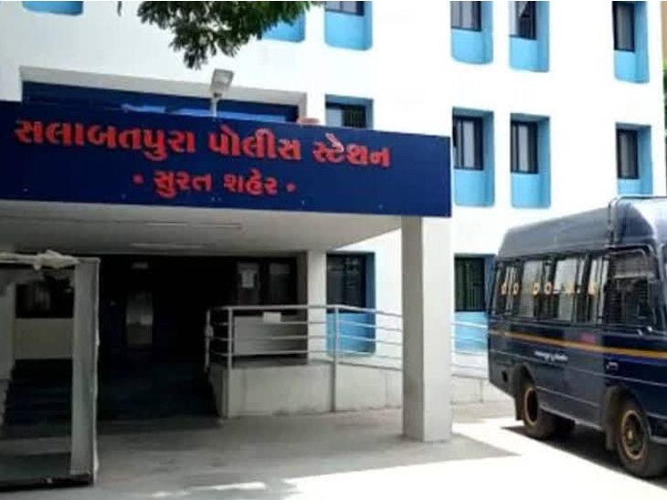 After buying cloth from a Surat trader, the Ahmedabad trader threatened to send thugs instead of giving him money | સુરતના વેપારી પાસેથી કાપડ ખરીદ્યા બાદ અમદાવાદના વેપારીએ રૂપિયા આપવાની જગ્યાએ ગુંડાઓ મોકલી ધમકી આપી - Vimarsana News