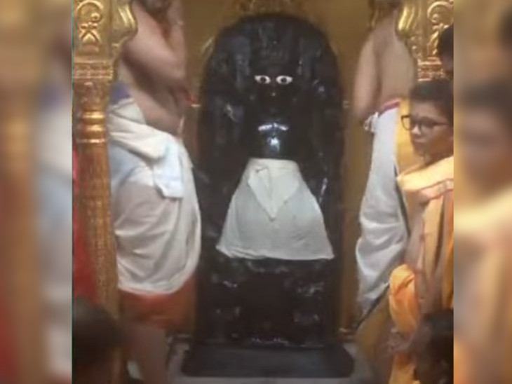 રણછોડરાયજીને વિવિધ પદાર્થોથી સ્નાન કરાવી સફેદ અંગ વસ્ત્ર પહેરાવવામાં આવ્યું