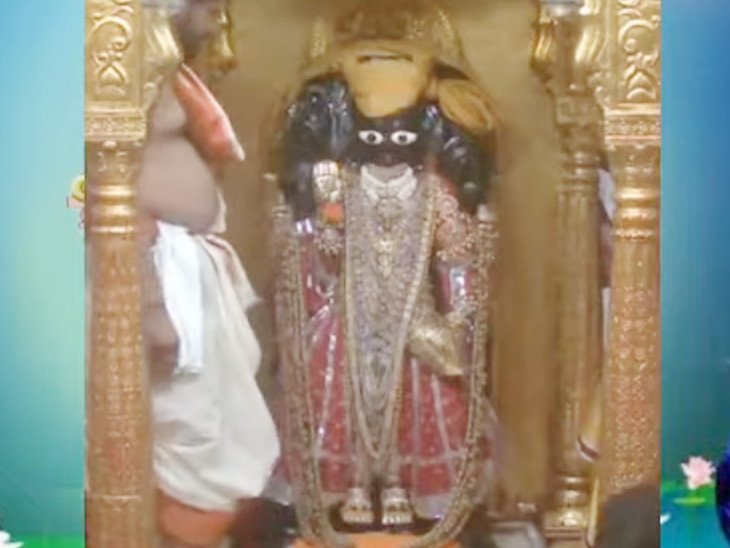 ભગવાનને લાલ વાઘા સહિત વિવિધ રત્નજડિત આભૂષણો અર્પણ કરવામાં આવ્યાં