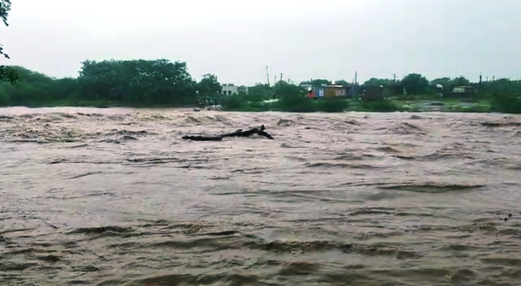 માળિયાહાટીનાની વ્રજમી નદીમાં ઘોડાપૂર.