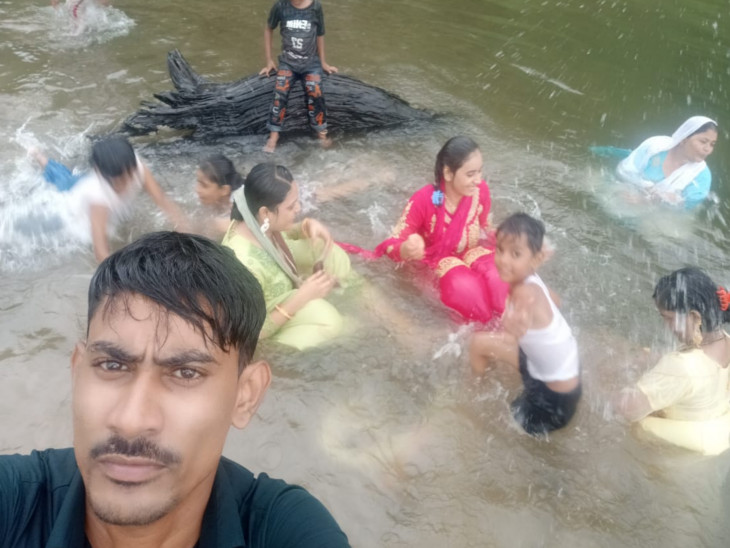 નદીમાં ગુમ થયેલો યુવક અને પરિવારની તસવીર.