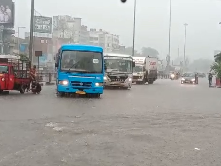 વાહનચાલકોને પણ ભારે હાલાકી ભોગવવી પડી.