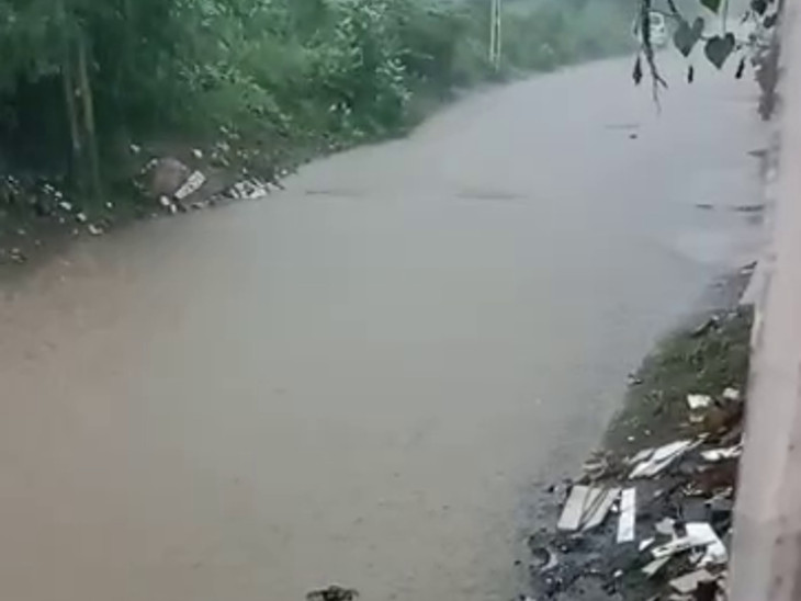 રસ્તા પર પાણી ભરાયાં.