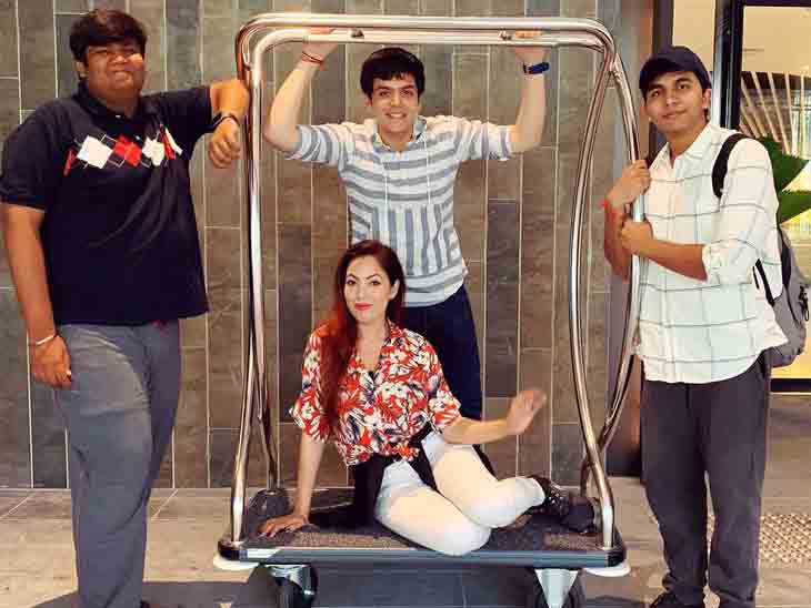 Moonmoon with Kush Shah, Raj and another friend during Singapore.