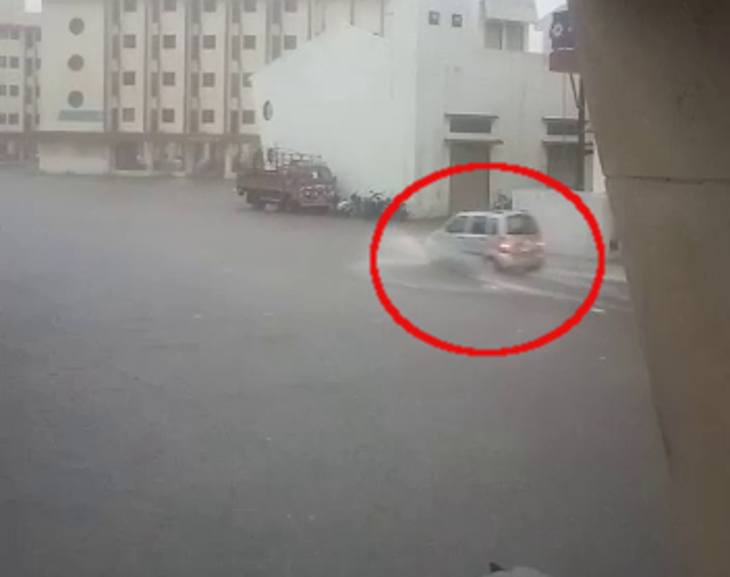 કાર અંદર આવી ત્યારની તસવીર.