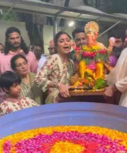 , બાપ્પાનું વિસર્જન:શિલ્પા શેટ્ટીએ સાસુ-સસરા સાથે ઘરમાં જ ગણપતિનું વિસર્જન કર્યું, સલમાનની બહેને પણ ગણેશજીને ભાવભીની વિદાય આપી, The World Live Breaking News Coverage & Updates IN ENGLISH