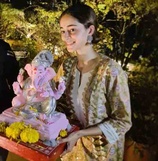 , બાપ્પાનું વિસર્જન:શિલ્પા શેટ્ટીએ સાસુ-સસરા સાથે ઘરમાં જ ગણપતિનું વિસર્જન કર્યું, સલમાનની બહેને પણ ગણેશજીને ભાવભીની વિદાય આપી, The World Live Breaking News Coverage & Updates IN ENGLISH