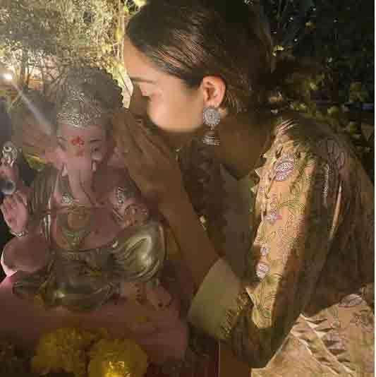 , બાપ્પાનું વિસર્જન:શિલ્પા શેટ્ટીએ સાસુ-સસરા સાથે ઘરમાં જ ગણપતિનું વિસર્જન કર્યું, સલમાનની બહેને પણ ગણેશજીને ભાવભીની વિદાય આપી, The World Live Breaking News Coverage & Updates IN ENGLISH