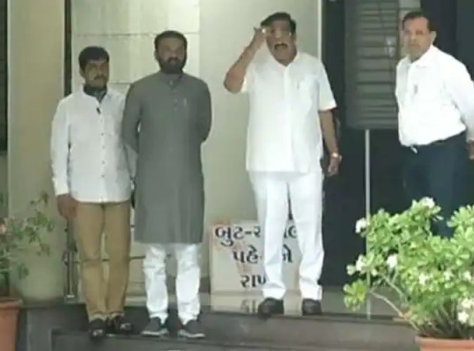 સી.આર પાટીલની અન્ય નેતાઓ સાથેની તસવીર