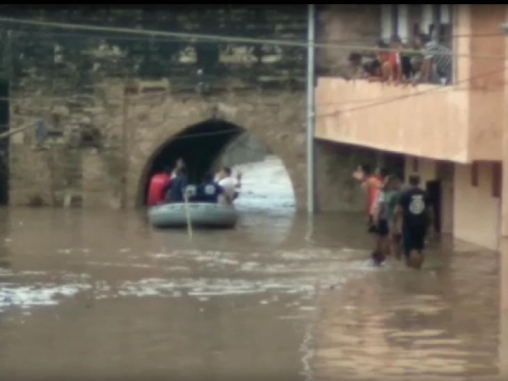 ધુંવાવના નાકા પાસે રેસ્ક્યૂની તસવીર