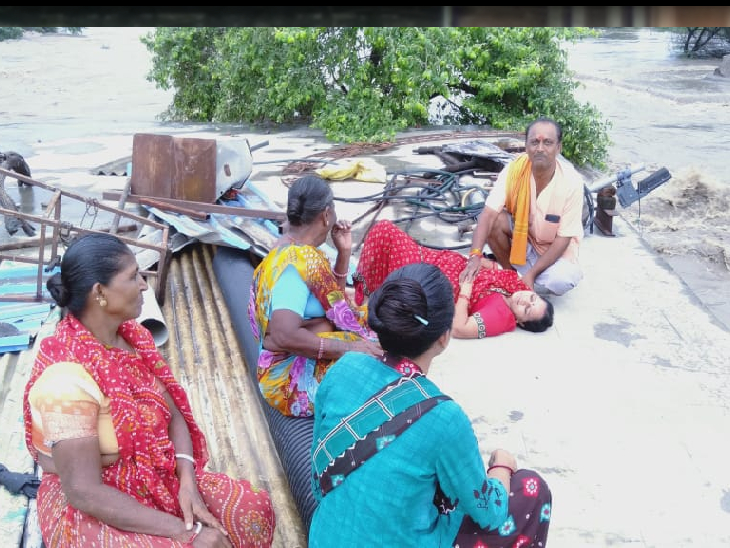 ખોડિયાર મંદિરમાં ફસાયેલા 6 લોકોની તસવીર