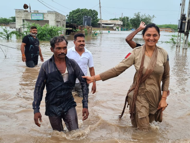 ધુંવાવ ગામમાં રેસ્ક્યૂની તસવીર.