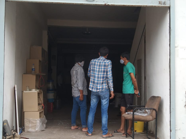 ઘાટલોડિયા પોલીસે ઘટનાસ્થળે પહોંચી એફએસએલની મદદ લઇ તપાસ શરૂ કરી છે