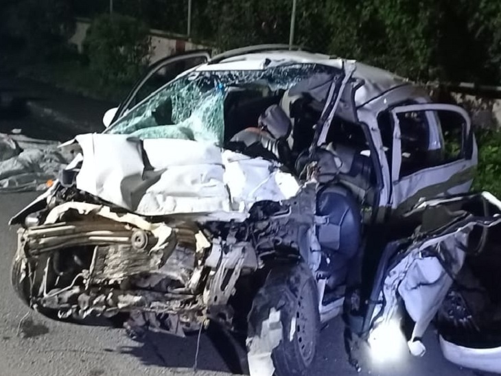 3 killed, 2 seriously injured in car crash in Hazira Road | હજીરા રોડ પર ઊભેલી ટ્રક પાછળ કાર ઘૂસી જતાં બે ભાઈ સહિત 3નાં મોત, 2 ગંભીર, કટરથી પતરું કાપી મૃતદેહો બહાર કઢાયા - Vimarsana News