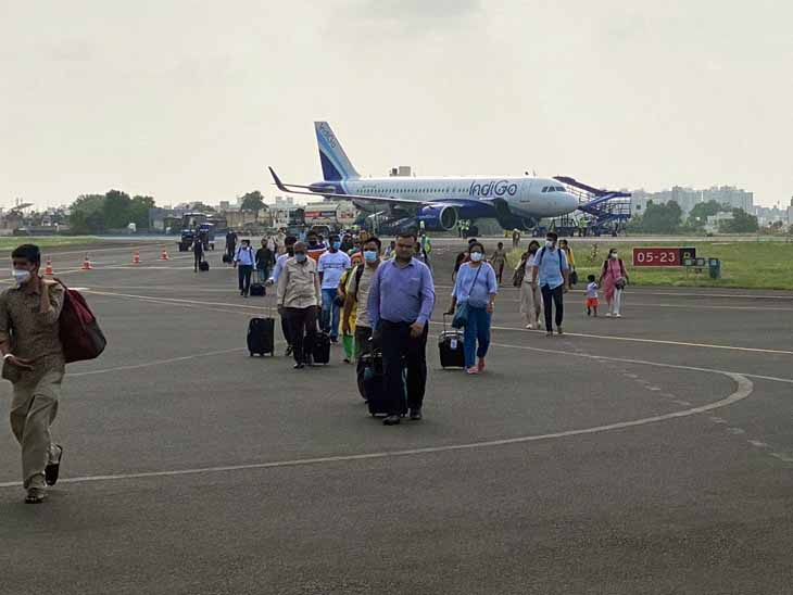 The Rajkot-Goa flight was not taken off due to a technical fault and the Mumbai flight was delayed | મુંબઈથી આવેલા મુસાફરોને રન-વે પર રઝળાવ્યા તો ગોવા જનારા મુસાફરોને 4 કલાક વેઇટિંગમાં રાખ્યા બાદ કહ્યું, 'હવે ફ્લાઇટ કેન્સલ!' - Vimarsana News