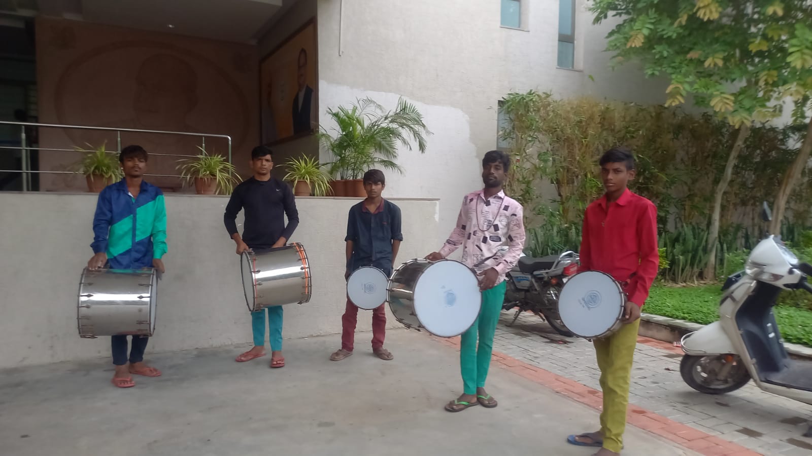 કમલમમાં બોલાવાયેલા ઢોલીઓની તસવીર.