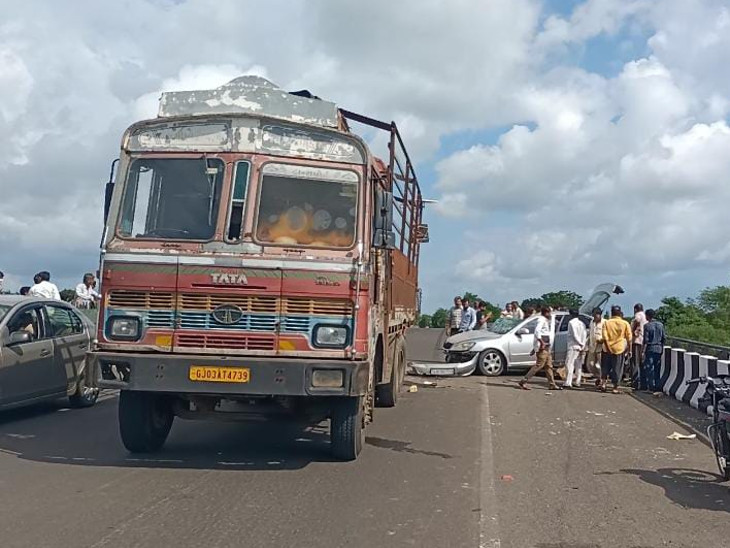 ટ્રક સાથે અકસ્માત થયો હતો.