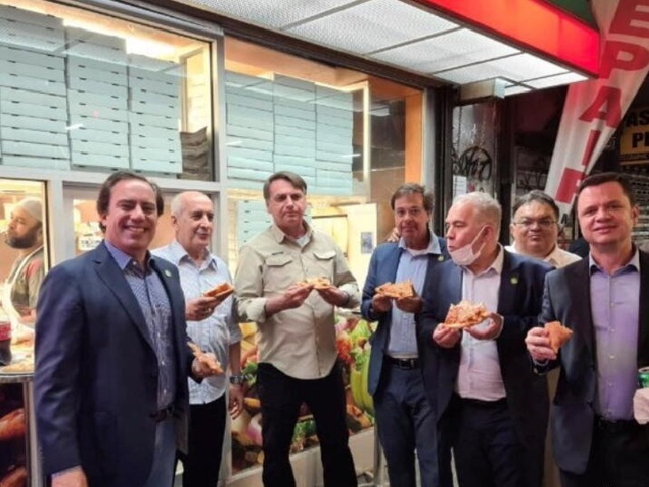 Brazilian President Bolsonaro has not taken a single dose of the vaccine, leaving no entry in New York restaurants, eating pizza in street corners to satisfy hunger | બ્રાઝિલના રાષ્ટ્રપતિ બોલસોનારોએ વેક્સિનનો એકપણ ડોઝ લીધો ન હોવાથી ન્યૂયોર્કની રેસ્ટોરાંમાં એન્ટ્રી ન મળી, રસ્તાના કોર્નરમાં પિત્ઝા ખાઈ ભૂખ સંતોષી - Vimarsana News