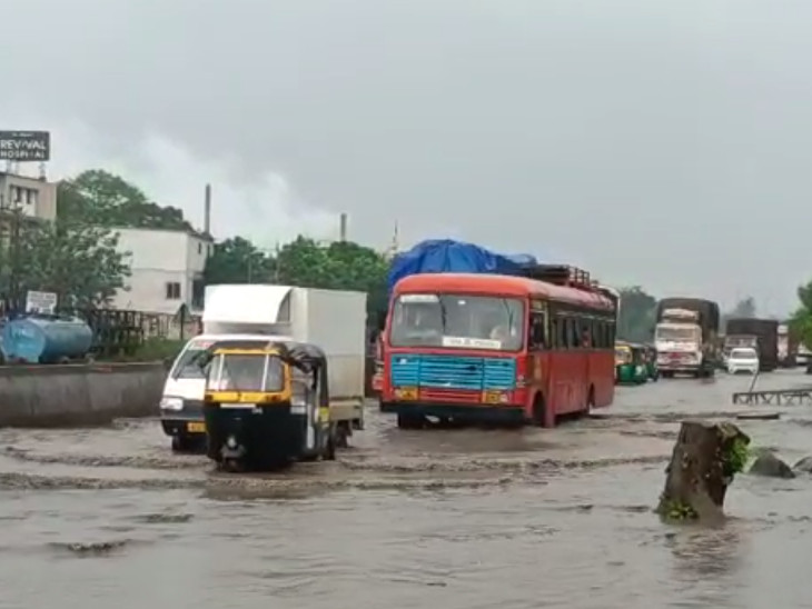 નેશનલ હાઈ વે પર વરસાદી પાણી ફરી વળ્યાં હતાં.