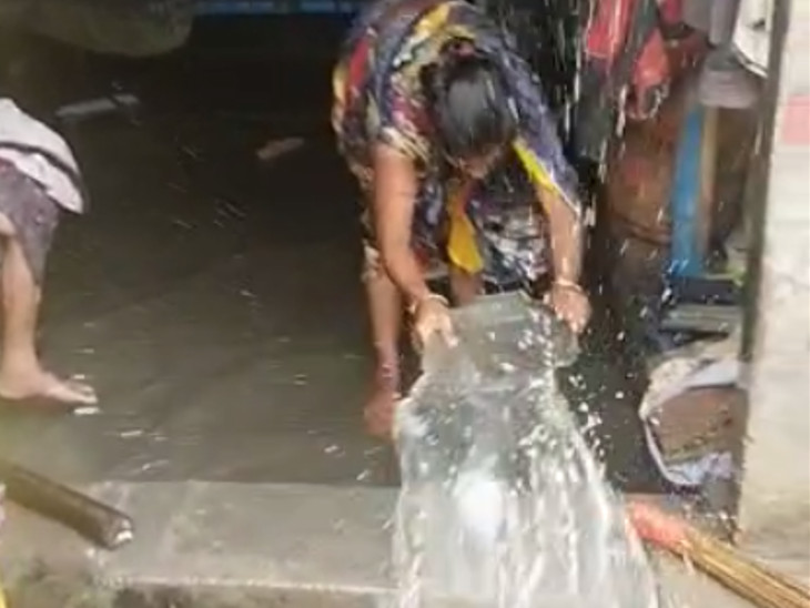 ઘરમાં પાણી આવી જતાં ઉલેચવાની ફરજ પડી હતી.