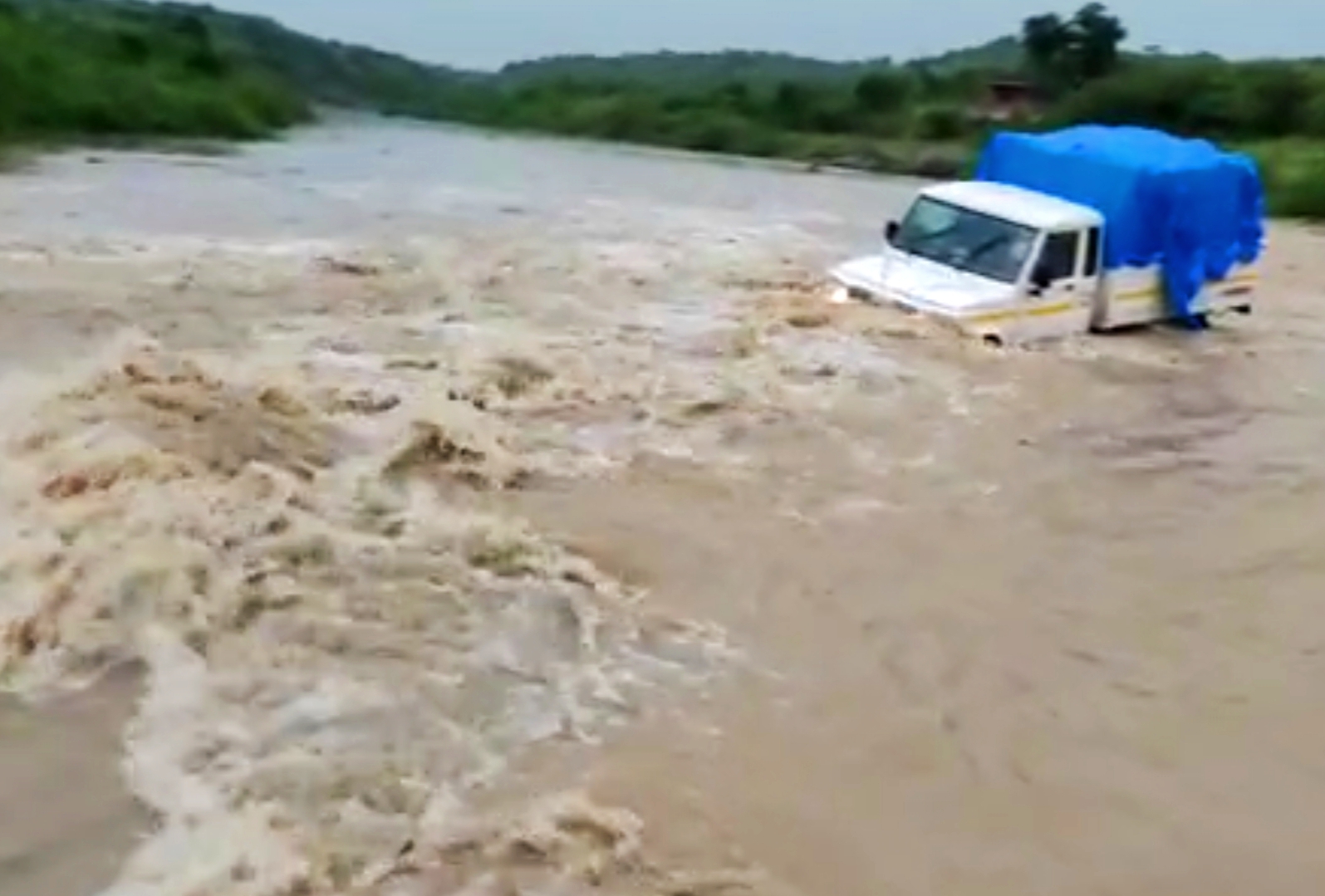 Jeep stranded in river Ganga near Kotda Chakar in Bhuj, driver rescued ...