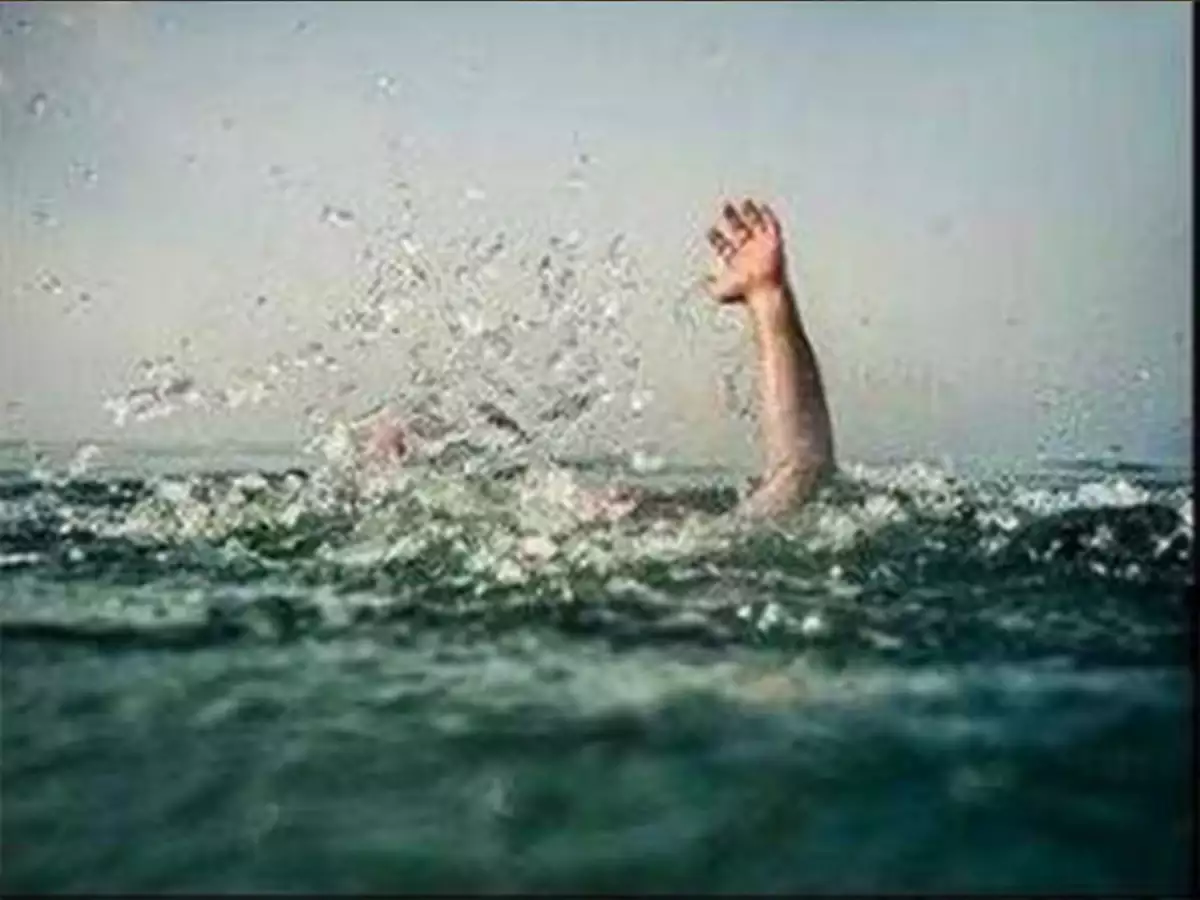 Mahalakshmi went to join the pujan, an accident that occurred during the discharge into the lake; Death of 6 including 2 siblings in 3 talukas | મહાલક્ષ્મી પૂજનમાં સામેલ થવા ગયા હતા, તળાવમાં વિસર્જન દરમિયાન થઈ દુર્ઘટના; 3 તાલુકામાં 2 સગા ભાઈ-બહેન સહિત 6નાં મોત - Vimarsana News