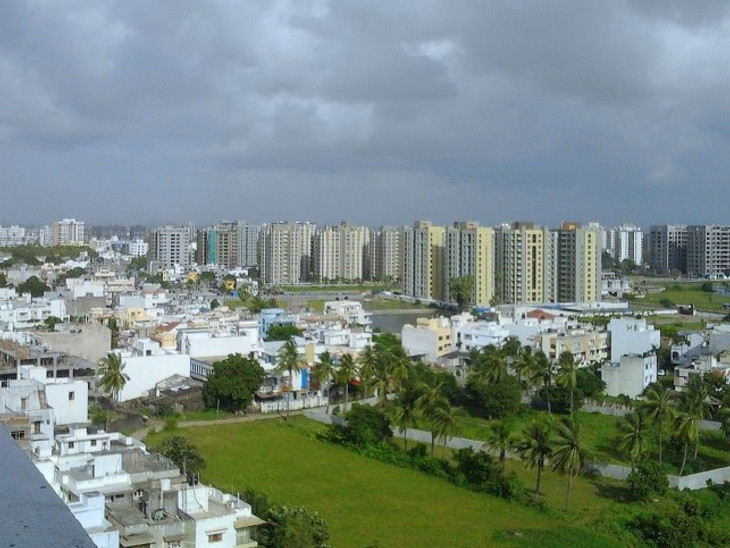 In the metro rail project in Surat, in exchange for the lands being deducted, the farmers are threatened with a fierce fight over the non-fertile land. | સુરતમાં મેટ્રો રેલ પ્રોજેક્ટમાં કપાતમાં જતી જમીનોના બદલામાં ખેડૂતોને બિન ઉપજાઉ જમીન આપવાની વાતે ઉગ્ર લડતની ચીમકી - Vimarsana News